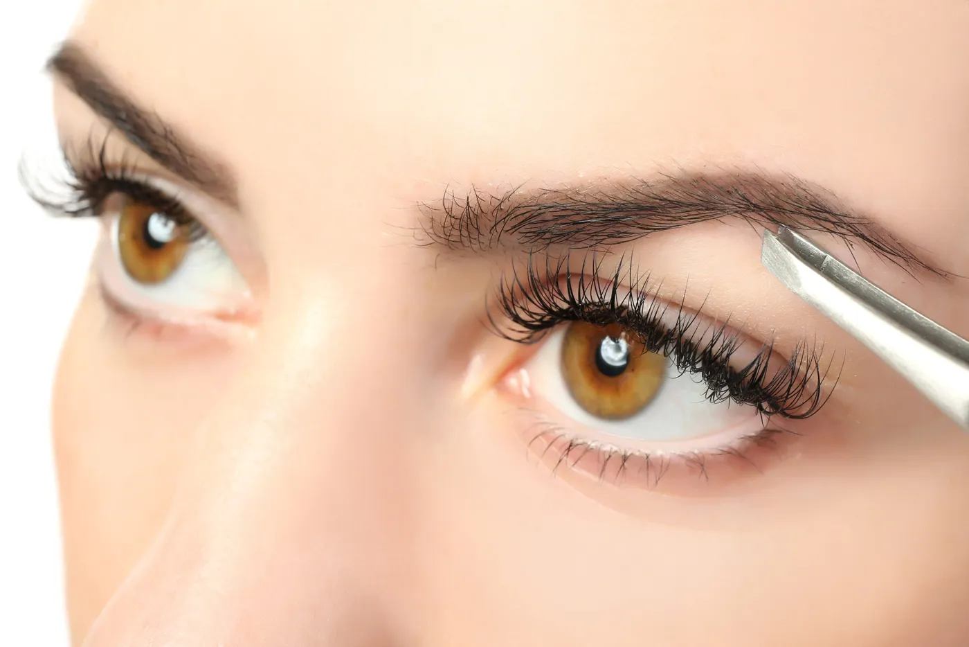 Auge mit geschwungenen Wimpern