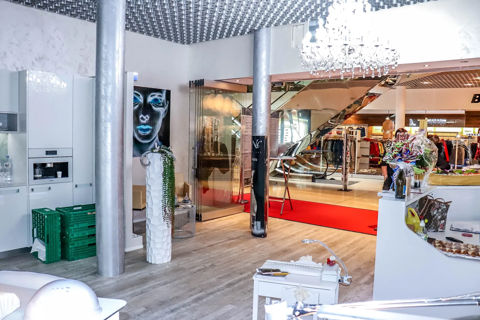 Blick aus dem Studio in die Ladenpassage