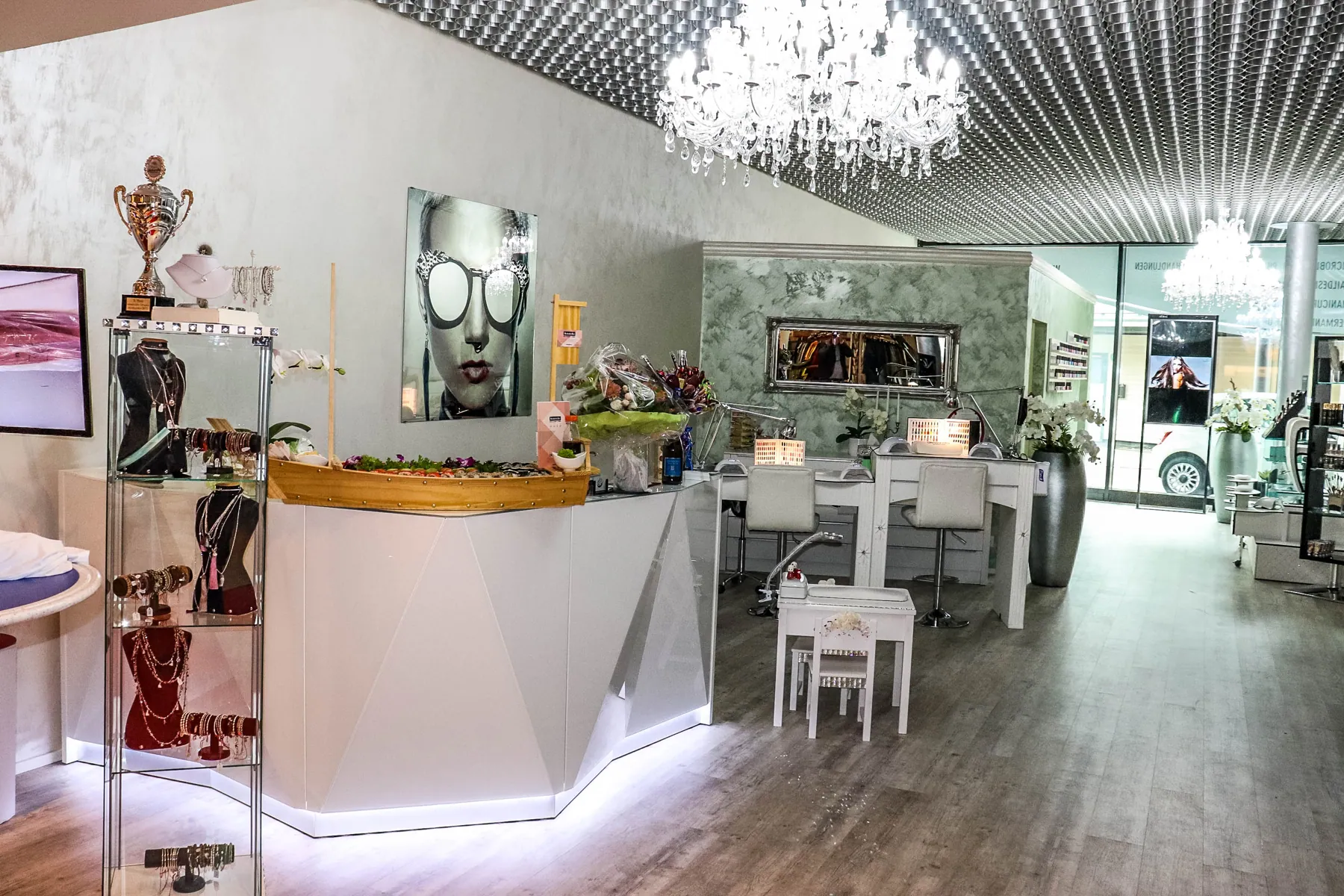 Nagelstudio mit Kronleuchtern und Empfangstheke